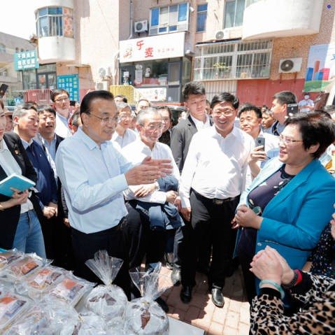 李克強(qiáng)稱贊地?cái)偨?jīng)濟(jì)、小店經(jīng)濟(jì)：是人間的煙火，是中國的生機(jī)